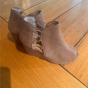 Lucky brand Women's open toe  Suede Ankle Booties Size 8.5 excellent condition